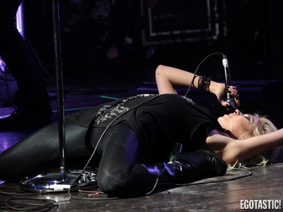 taylor-momsen-lifts-up-her-black-top-onstage-in-concert-05-580x435.jpg