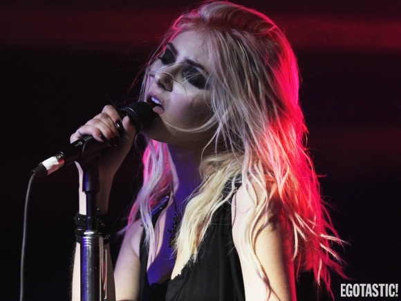 taylor-momsen-lifts-up-her-black-top-onstage-in-concert-06-580x435.jpg