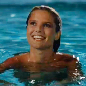 Christie-Brinkley-Vacation-pool_400.jpg