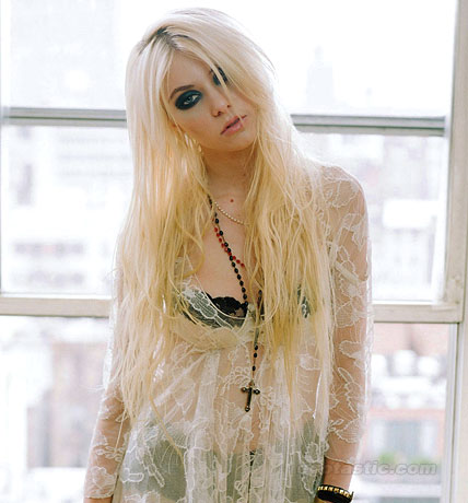 taylor-momsen-light-me-up-shoot.jpg