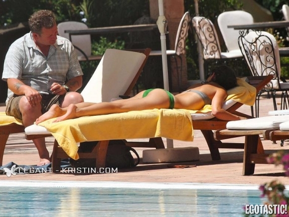 4862_kristin-kreuk-bikini-1-02-580x435.jpg