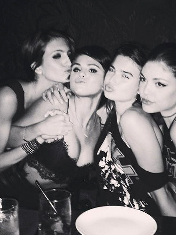 Selena-Gomez-Nipple-Slip-on-Instagram.jpg