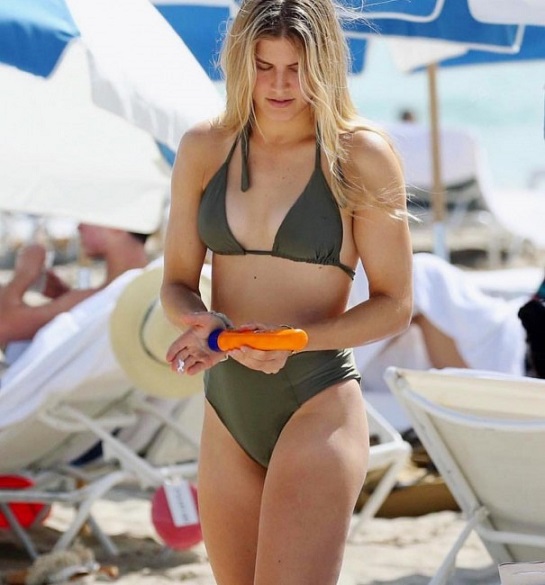 genie-bouchard-beach-lover..jpg