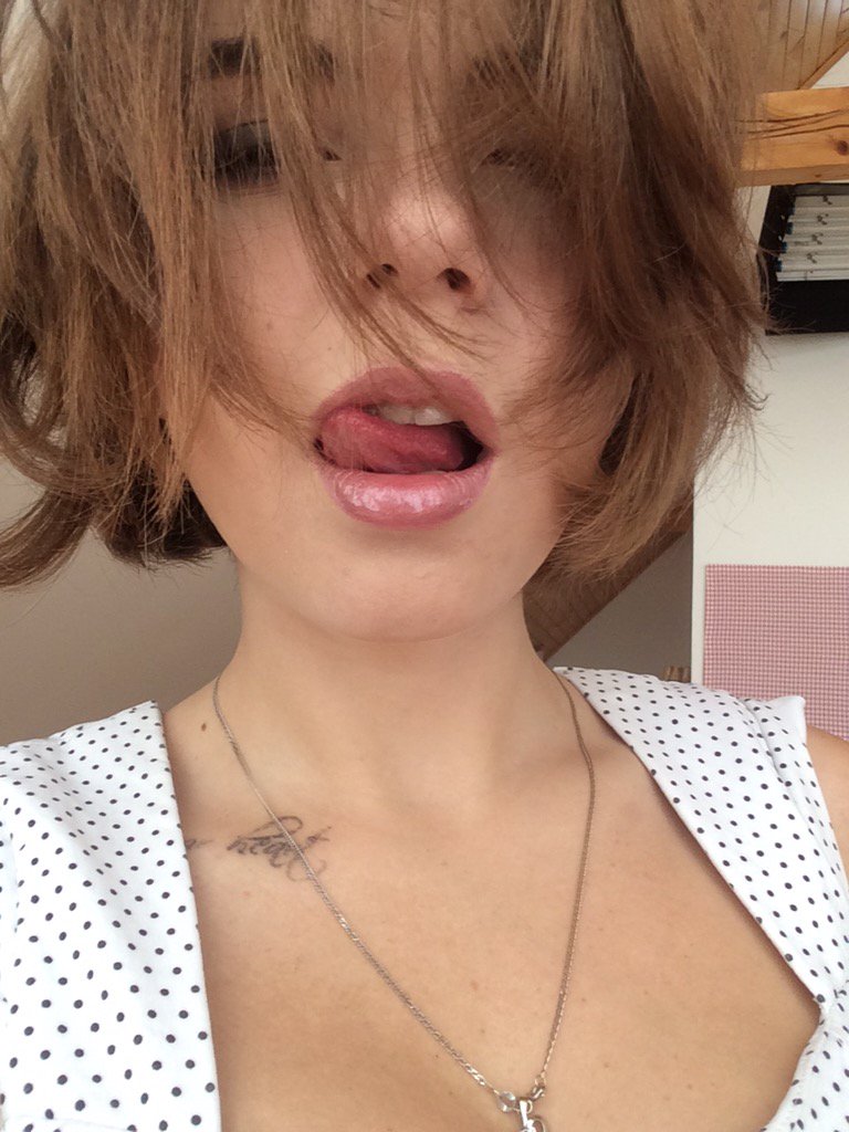 Marina-Visconti-sexy-selfie.jpeg